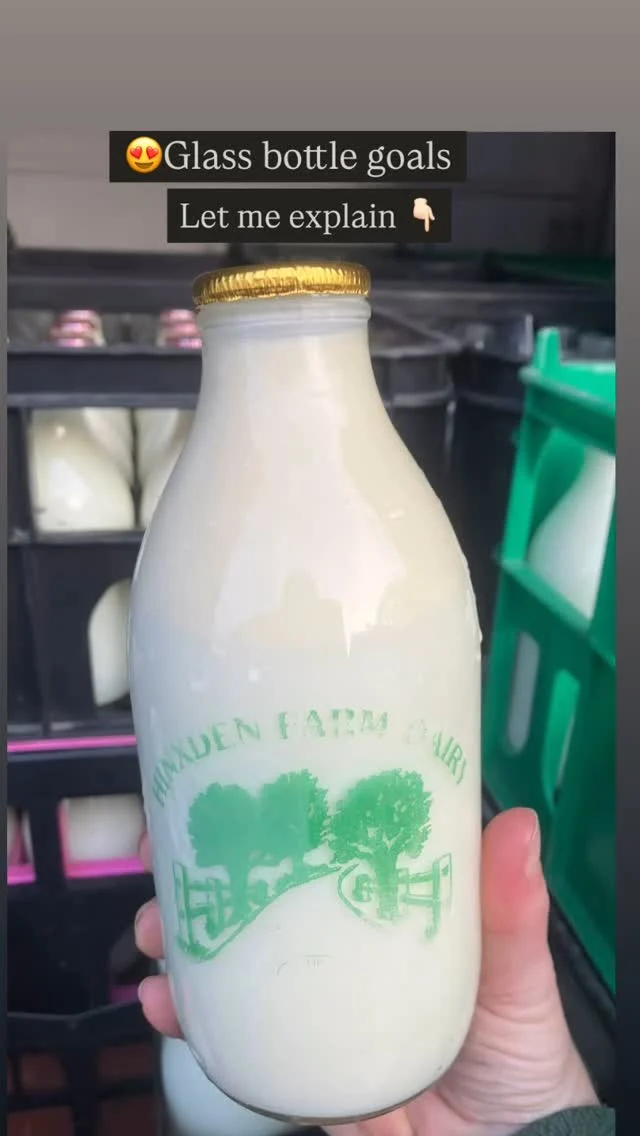 Delivering this pint the other day really made me smile… 1) that cream line- our milk is only pasteurised so you get cream rising to the top and you cannot beat our Guernseys’ whole milk. 2) the paint work is so faded which means this lovely little bottle has been filled, returned, washed and reused so many times that the paint work has faded. All our glass bottles should aspire to be as hard working and reliable as this bottle. 😍