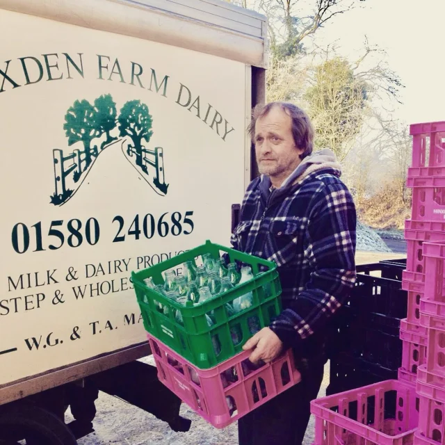 🚍🥛MEET THE MILKMEN! 🍶🚍
You may have occasionally heard them, but you may not have seen them, so we thought you may like to meet your #milkman and put a face to a name! 
This week meet Mike, he’s been with us for over 2️⃣2️⃣ years!

He delivers on Mondays &  Thursdays  to Sandhurst, Newenden,  Northiam , Beckley, Horns Cross, Broad Oak, Brede, Bodiam and Ewhurst Green. On Tuesdays & Fridays he delivers to Cranbrook, Sissinghurst and Staplehurst. 
When Mike isn’t delivering milk he can be found sea fishing 🎣 🌊#hinxdenfarmdairy #milkman